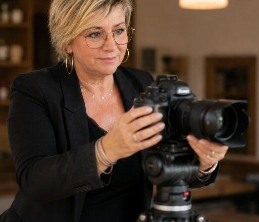 Christelle Hébert réalise une vidéo professionnelle pour valoriser les dirigeants, les collaborateurs et les savoir-faire d'une entreprise.