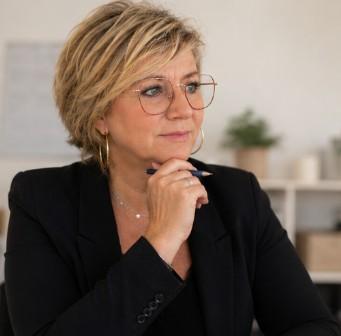 Christelle Hébert accompagne un dirigeant dans l'élaboration de sa stratégie marketing et communication afin de développer la visibilité et la performance de son entreprise.